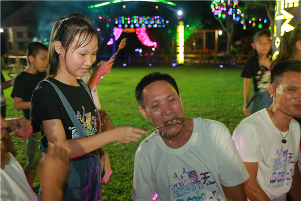 5、同學們親手烤制美食給家長品嘗