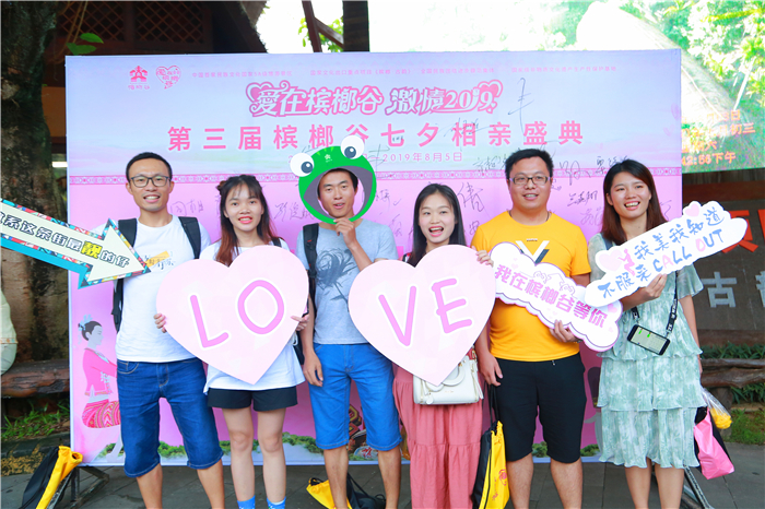 6、嘉賓在簽名墻前合影留念