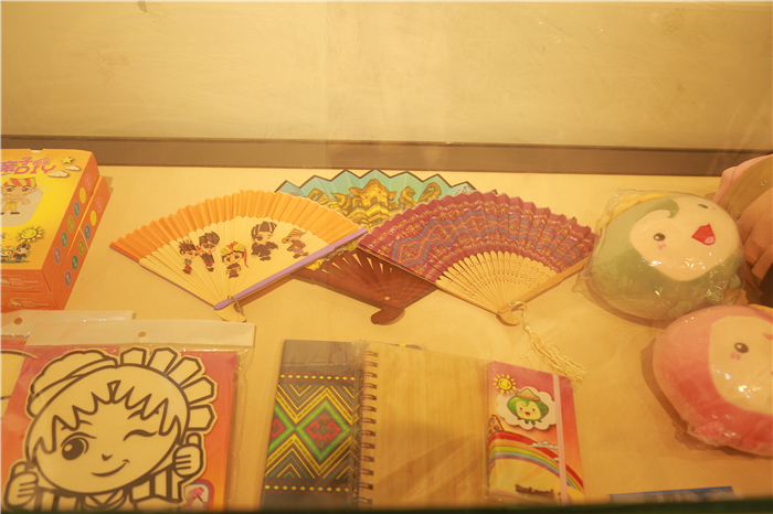 2、檳榔谷特色民族文創產品亮相嬉水節 將“非遺”帶回家