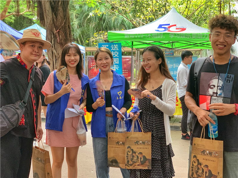 6.贈送禮品給學生們