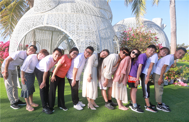 教師們用網(wǎng)紅拍照姿勢(shì)打卡蜈支洲島私人訂制泳池（1）