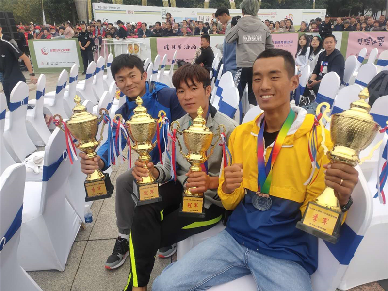 海南趣玩水運(yùn)動(dòng)俱樂部隊(duì)員參賽獲獎(jiǎng)