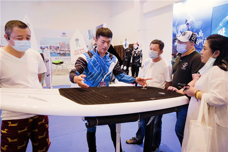 工作人員向游客介紹展品2