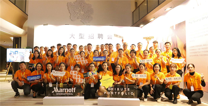 圖1 酒店總經理沈胚明先生率酒店籌備團隊投入招聘會現場